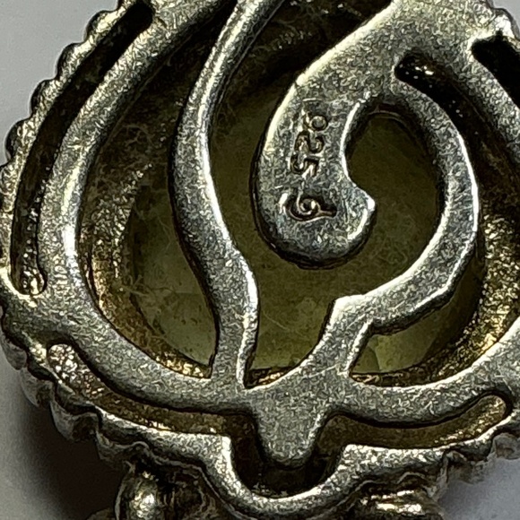 Vintage Sterling Silver Peridot heart shaped pendant. 1 1/8 inches long - Picture 4 of 5